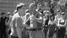 Приёмы самообороны осваиваем с подполковником Рожковым (ОМОН). Фото Юлии БЕССОНОВОЙ