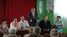 Прямой разговор на сходе граждан в селе Ново-Шмаково: слово взял Иван Мороз. Фото Юрия ХОМИЧА