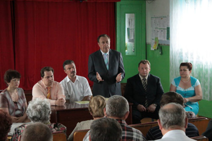 Прямой разговор на сходе граждан в селе Ново-Шмаково: слово взял Иван Мороз. Фото Юрия ХОМИЧА