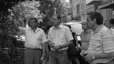 Сделать дворы уютными и комфортными — общая задача. Фото Сергея ПЕРМИНА