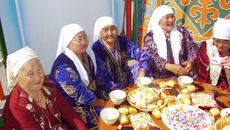 Гостеприимные хозяйки приглашали всех попробовать блюда казахской кухни. Фото Марины ЛУПЕЙКЕНЕ