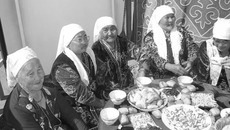 Гостеприимные хозяйки приглашали всех попробовать блюда казахской кухни. Фото Марины ЛУПЕЙКЕНЕ