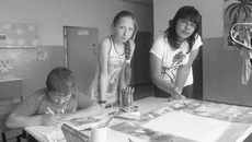 Ребята из «Лунтика» оформляют отрядный уголок.       Фото Нины ЕГОРОВОЙ