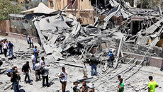 Последствия одной из бомбардировок Триполи. Фото с www.svobodanews.ru