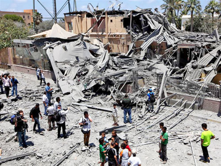 Последствия одной из бомбардировок Триполи. Фото с www.svobodanews.ru