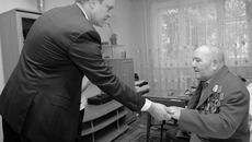 Министр Денис Вершинин (слева) поздравил фронтовика Фёдора Степанова с новосельем. Фото Павла КОМАРОВА
