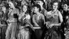 Лучшие из лучших выпускников отмечены золотыми медалями. Фото Павла КОМАРОВА