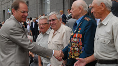 Губернатор Василий Юрченко поздравляет ветеранов. Фото Сергея ПЕРМИНА
