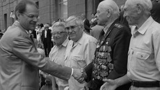 Губернатор Василий Юрченко поздравляет ветеранов. Фото Сергея ПЕРМИНА