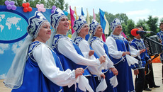 Лейся, песня вольная, русская! (ансамбль Дворца культуры села Верх-Ирмень Ордынского района — один из постоянных участников областных фестивалей национальных культур). Фото Андрея БАУЛИНА