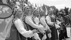 Лейся, песня вольная, русская! (ансамбль Дворца культуры села Верх-Ирмень Ордынского района — один из постоянных участников областных фестивалей национальных культур). Фото Андрея БАУЛИНА