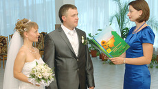 В день торжественной регистрации брака молодых карасучан Сергея и Людмилу Ивановых регистратор Мария Сополева поздравила и лично от главы Карасукского района Александра Гофмана. Фото Марины ЛУПЕЙКЕНЕ