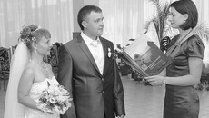 В день торжественной регистрации брака молодых карасучан Сергея и Людмилу Ивановых регистратор Мария Сополева поздравила и лично от главы Карасукского района Александра Гофмана. Фото Марины ЛУПЕЙКЕНЕ