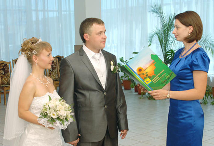 В день торжественной регистрации брака молодых карасучан Сергея и Людмилу Ивановых регистратор Мария Сополева поздравила и лично от главы Карасукского района Александра Гофмана. Фото Марины ЛУПЕЙКЕНЕ