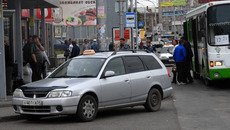 Одна из проблем, которая нуждается  в решении: отсутствие спецпарковок  для такси. Фото Сергея ПЕРМИНА