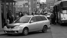 Одна из проблем, которая нуждается  в решении: отсутствие спецпарковок  для такси. Фото Сергея ПЕРМИНА