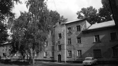 Проблему переселения жителей региона из аварийного жилья в новое предполагается решить до 2020 года. Фото Сергея ПЕРМИНА