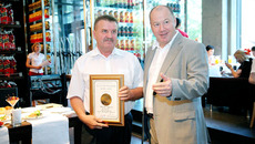 Александр Морозов вручает диплом лауреата конкурса гендиректору  ЗАО «Таежное» Николаю Губинскому. Фото Павла КОМАРОВА