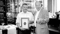 Александр Морозов вручает диплом лауреата конкурса гендиректору  ЗАО «Таежное» Николаю Губинскому. Фото Павла КОМАРОВА