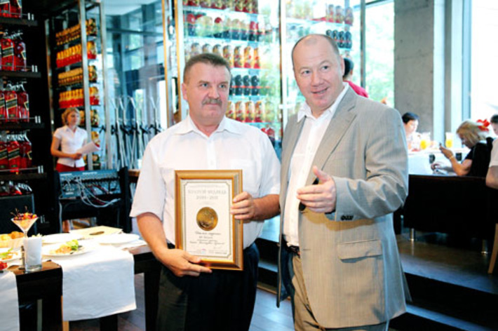 Александр Морозов вручает диплом лауреата конкурса гендиректору  ЗАО «Таежное» Николаю Губинскому. Фото Павла КОМАРОВА