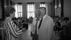 Любовь Зябрева пожелала семейным парам начинать этот день с букета ромашек. Фото Сергея ПЕРМИНА