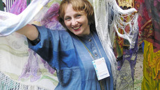 Наталья Лыкова в палатке неподалёку демонстрировала свои легкие, как паутинка, и столь же тонкие, изящные платки…