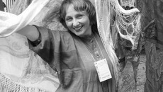 Наталья Лыкова в палатке неподалёку демонстрировала свои легкие, как паутинка, и столь же тонкие, изящные платки…