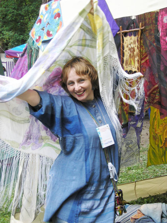 Наталья Лыкова в палатке неподалёку демонстрировала свои легкие, как паутинка, и столь же тонкие, изящные платки…