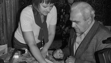Специалист УФМС Наталья Мальцева и Алексей Мирончик. Фото Юлии НАЗАРЕНКО