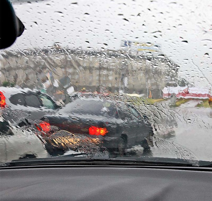 А пока в области объявлено штормовое предупреждение: ветреная погода уже пришла в регион, возможны град и ливни. Фото Павла КОМАРОВА