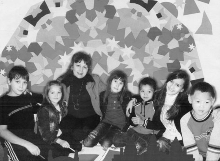 Галина Абилева с юными художниками