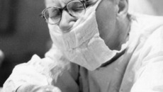 Оперирует профессор Борис Полянский.  Фото из семейного архива