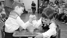 В садике скучно не бывает. И это скоро оценят  и другие ребятишки. В 2011 году в детсадах Новосибирской области введут 6642 новых места. Фото Павла КОМАРОВА