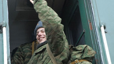 Около 4 тысяч молодых новосибирцев пополнили нынче ряды Российской армии. Многие из них пошли служить с хорошим настроением, как и этот новобранец на снимке из архива «Советской Сибири».