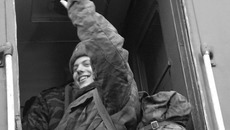 Около 4 тысяч молодых новосибирцев пополнили нынче ряды Российской армии. Многие из них пошли служить с хорошим настроением, как и этот новобранец на снимке из архива «Советской Сибири».