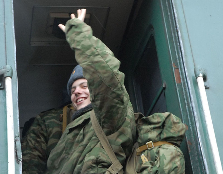 Около 4 тысяч молодых новосибирцев пополнили нынче ряды Российской армии. Многие из них пошли служить с хорошим настроением, как и этот новобранец на снимке из архива «Советской Сибири».