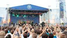 — Подготовка и организация фестивальной площадки всегда отнимают уйму сил и времени — говорит Эдуард Бражинскас, директор филиала «Балтика-Новосибирск». — Но фестиваль того стоит. Мы рады подарить новосибирцам настоящий летний праздник с богатейшей развлекательной программой. Что может быть лучше отдыха в хорошей компании и с хорошей музыкой! Музыкальная часть программы и в самом деле была на высоте. Чего только стоил  приезд в наш город легенд русского рока Вячеслава Бутусова и группы «БИ-2», которые порадовали своих поклонников и новыми композициями, и, конечно же, старыми хитами. Концертная программа изобиловала местными коллективами: группы «Проверено» и «Рви меха» добавили колоритного драйва. Оригинальные композиции и кавер-версии известных хитов на суд зрителей представил скрипач-виртуоз Александр Охотин. Шоу-балет, барабанное шоу, музыкальный проект «Песни из гаража Сыроежкина» — это неполный список артистов, засветившихся на концертной площадке. А помимо этого, турниры по волейболу, стритболу, мини-футболу и армрестлингу, в которых не было проигравших, потому что соревнования прошли в формате дружеских матчей. Безопасность зрителей на фестивале гарантировали более трехсот милиционеров и сотрудников частных охранных предприятий. Да, по большому счету на «шалости» у участников и гостей не оставалось времени. Устроители фестиваля создали атмосферу «постоянной занятости». Молодые парни с упоением тянули канат, в то время как их спутницы соревновались в меткости, дабы попасть в маленький деревянный бочонок очень маленьким мячиком. Гости постарше с интересом разглядывали на  выставке ретрофотографии с Юрием Гагариным и даже фотографировались рядом с изображением первого космонавта планеты. Юные посетители праздника тоже не остались без внимания —  для них устроители организовали большую игровую зону с огромными батутами, где они резвились под пристальным вниманием аниматоров. Максим Федоров, организатор фестивальных программ компании «Балтика», говорит: — Фестивали, которые мы организуем каждый год в городах, где работают заводы компании, набирают обороты. Число участников растет, звезды нашего шоу-бизнеса проявляют исключительный интерес к проводимым нами праздникам. А мы, в свою очередь, поддерживаем высокие стандарты их проведения. Нельзя не отметить активную работу общественной организации «Пивной дозор» на фестивальной площадке, где пиво продавалось только взрослым. В каждом летнем кафе «дозорные» находились неотлучно. У всех молодых посетителей продавцы требовали документ, подтверждающий возраст. А богатый выбор без- алкогольных напитков гарантировал всем утоление жажды в жаркий июльский день. Так что хорошее настроение всем было обеспечено!  Фото Натальи КНЕПИЛ