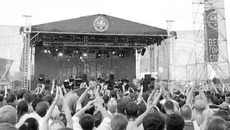 — Подготовка и организация фестивальной площадки всегда отнимают уйму сил и времени — говорит Эдуард Бражинскас, директор филиала «Балтика-Новосибирск». — Но фестиваль того стоит. Мы рады подарить новосибирцам настоящий летний праздник с богатейшей развлекательной программой. Что может быть лучше отдыха в хорошей компании и с хорошей музыкой! Музыкальная часть программы и в самом деле была на высоте. Чего только стоил  приезд в наш город легенд русского рока Вячеслава Бутусова и группы «БИ-2», которые порадовали своих поклонников и новыми композициями, и, конечно же, старыми хитами. Концертная программа изобиловала местными коллективами: группы «Проверено» и «Рви меха» добавили колоритного драйва. Оригинальные композиции и кавер-версии известных хитов на суд зрителей представил скрипач-виртуоз Александр Охотин. Шоу-балет, барабанное шоу, музыкальный проект «Песни из гаража Сыроежкина» — это неполный список артистов, засветившихся на концертной площадке. А помимо этого, турниры по волейболу, стритболу, мини-футболу и армрестлингу, в которых не было проигравших, потому что соревнования прошли в формате дружеских матчей. Безопасность зрителей на фестивале гарантировали более трехсот милиционеров и сотрудников частных охранных предприятий. Да, по большому счету на «шалости» у участников и гостей не оставалось времени. Устроители фестиваля создали атмосферу «постоянной занятости». Молодые парни с упоением тянули канат, в то время как их спутницы соревновались в меткости, дабы попасть в маленький деревянный бочонок очень маленьким мячиком. Гости постарше с интересом разглядывали на  выставке ретрофотографии с Юрием Гагариным и даже фотографировались рядом с изображением первого космонавта планеты. Юные посетители праздника тоже не остались без внимания —  для них устроители организовали большую игровую зону с огромными батутами, где они резвились под пристальным вниманием аниматоров. Максим Федоров, организатор фестивальных программ компании «Балтика», говорит: — Фестивали, которые мы организуем каждый год в городах, где работают заводы компании, набирают обороты. Число участников растет, звезды нашего шоу-бизнеса проявляют исключительный интерес к проводимым нами праздникам. А мы, в свою очередь, поддерживаем высокие стандарты их проведения. Нельзя не отметить активную работу общественной организации «Пивной дозор» на фестивальной площадке, где пиво продавалось только взрослым. В каждом летнем кафе «дозорные» находились неотлучно. У всех молодых посетителей продавцы требовали документ, подтверждающий возраст. А богатый выбор без- алкогольных напитков гарантировал всем утоление жажды в жаркий июльский день. Так что хорошее настроение всем было обеспечено!  Фото Натальи КНЕПИЛ