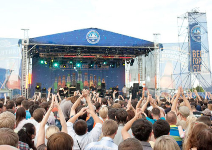 — Подготовка и организация фестивальной площадки всегда отнимают уйму сил и времени — говорит Эдуард Бражинскас, директор филиала «Балтика-Новосибирск». — Но фестиваль того стоит. Мы рады подарить новосибирцам настоящий летний праздник с богатейшей развлекательной программой. Что может быть лучше отдыха в хорошей компании и с хорошей музыкой! Музыкальная часть программы и в самом деле была на высоте. Чего только стоил  приезд в наш город легенд русского рока Вячеслава Бутусова и группы «БИ-2», которые порадовали своих поклонников и новыми композициями, и, конечно же, старыми хитами. Концертная программа изобиловала местными коллективами: группы «Проверено» и «Рви меха» добавили колоритного драйва. Оригинальные композиции и кавер-версии известных хитов на суд зрителей представил скрипач-виртуоз Александр Охотин. Шоу-балет, барабанное шоу, музыкальный проект «Песни из гаража Сыроежкина» — это неполный список артистов, засветившихся на концертной площадке. А помимо этого, турниры по волейболу, стритболу, мини-футболу и армрестлингу, в которых не было проигравших, потому что соревнования прошли в формате дружеских матчей. Безопасность зрителей на фестивале гарантировали более трехсот милиционеров и сотрудников частных охранных предприятий. Да, по большому счету на «шалости» у участников и гостей не оставалось времени. Устроители фестиваля создали атмосферу «постоянной занятости». Молодые парни с упоением тянули канат, в то время как их спутницы соревновались в меткости, дабы попасть в маленький деревянный бочонок очень маленьким мячиком. Гости постарше с интересом разглядывали на  выставке ретрофотографии с Юрием Гагариным и даже фотографировались рядом с изображением первого космонавта планеты. Юные посетители праздника тоже не остались без внимания —  для них устроители организовали большую игровую зону с огромными батутами, где они резвились под пристальным вниманием аниматоров. Максим Федоров, организатор фестивальных программ компании «Балтика», говорит: — Фестивали, которые мы организуем каждый год в городах, где работают заводы компании, набирают обороты. Число участников растет, звезды нашего шоу-бизнеса проявляют исключительный интерес к проводимым нами праздникам. А мы, в свою очередь, поддерживаем высокие стандарты их проведения. Нельзя не отметить активную работу общественной организации «Пивной дозор» на фестивальной площадке, где пиво продавалось только взрослым. В каждом летнем кафе «дозорные» находились неотлучно. У всех молодых посетителей продавцы требовали документ, подтверждающий возраст. А богатый выбор без- алкогольных напитков гарантировал всем утоление жажды в жаркий июльский день. Так что хорошее настроение всем было обеспечено!  Фото Натальи КНЕПИЛ