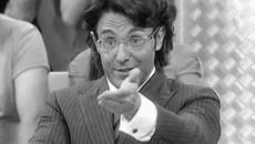 О себе — в третьем лице История простого паренька из крошечного заполярного городка Апатиты, не только покорившего столицу, но и сумевшего удержаться на самой вершине, теперь служит вдохновляющим примером юным студентам журфака МГУ. Харизматичный и невероятно энергичный, Малахов постоянно дает повод говорить о себе. Один из таких поводов — выход его книг «Моя вторая половинка», в которой автор «раздваивает» свою неотразимую личность и ведет повествование о себе в третьем лице, а перед этим — «Мои любимые блондинки» (тот, кто посмотрел в пятницу малаховскую юбилейную передачу, знает, что так Андрей зовет своих редакторов, помогающих ему делать ток-шоу). — Андрей, откуда берутся разговоры о том, что ты не сам написал книжку? — Видимо, люди думают: если я каждый день работаю в эфире, где у меня на это время? Времени на самом деле крайне мало, между первой и второй книжкой прошло два года. Издательство в результате меня возненавидело и пригрозило: или сдайте текст, или верните предоплату — и мы с вами расстаемся. А предоплата — это лучшая муза, и возвращать ее совсем не хотелось! — В общем, можно сказать, ты не отдыхаешь? — Я мало отдыхаю, да. Ну а как, я же не могу просто приходить в студию, брать сценарий в руки и гнать голую лажу, совершенно не вникая в историю. Я должен ее не просто вести, но и понимать хорошо изнутри. Да, она может недособрана, не выглядит так идеально, как хотелось бы, где-то у нас не хватило бюджета… Но все-таки часть ответственности за этот продукт лежит и на мне. А все же как думают? Как хорошо живет Андрей Малахов! Придет на работу на два часа, его загримируют, оденут и он стоит, вопросы задает… Нет, так, конечно, тоже можно, но где все эти люди, которые вот так забегали в студию на пару часов задать вопросы? Где все наши конкуренты? Сейчас же ни одного ток-шоу не осталось практически. — Думаешь, поэтому? — Абсолютно. Только поэтому. Телевидение — такой процесс: если ты не вовлечен полностью, то все, ничего не будет. Да, сначала это может быть момент новизны, удивления. Но рано или поздно публика понимает, в чем дело, и переключается. Вид из окна влияет на жизнь — Почему в книжке ты пишешь о себе в третьем лице? — Потому что Андрей Малахов давно уже стал поп-персонажем, частью шоу-бизнеса. Так что это вполне логично. — Ты себя чувствуешь частью шоу-бизнеса, а не частью большой журналистики на главном телеканале страны? — Если ты хочешь быть в топе, невозможно сидеть в маленькой газете и писать глубокие статьи. То есть да, тебя могут читать 100 человек, 1000 человек, даже 10 000 человек. Но если рассчитываешь на миллионы — ты должен стать частью шоу-бизнеса. Я уже занял это место, так получилось, что же, я должен теперь его отдать, сказать: возьмите, пожалуйста? И пойти писать в районную газету журналистские расследования?.. — Ты когда-нибудь просыпался у себя на Остоженке (с видом из окна на храм Христа Спасителя) с мыслью: боже, какое счастье, что я не в Апатитах? — Иногда думаю, что если бы я там остался и пошел по всей этой комсомольско-общественной линии, то, наверное, был бы уже мэром города. На нынешнего мэра сейчас заведено уголовное дело — 2 миллиона он там кому-то заплатил или не заплатил… Хотя это все равно смешная сумма в масштабах украденного. И еще вот о чем думаю: почему в маленьком северном городе снег на улицах убирают огромные неуклюжие снегоуборочные машины? Ведь вся администрация области выезжала сто раз в Финляндию и видела, как маленькие автоматические дворники вычищают снег, разбрасывают песок, и все улицы Финляндии, которая находится в трех часах езды от города Апатиты, в идеальном состоянии! И почему центральный кинотеатр города сдан под казино — на что тратятся эти деньги? Какой-то сплошной Салтыков-Щедрин! Вот о чем я думаю. А когда я там жил… У нас была пусть и маленькая квартира, но зато с фантастическим видом на горы и закаты (смеется). Поэтому я уже с детства понимал, что вид из окна играет огромную роль.