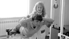 Ирина Гувакова лично следит за состоянием подопечных. На тренажере — мастер спорта международного класса по легкой атлетике Елена Рухляда. Фото из архива ШВСМ
