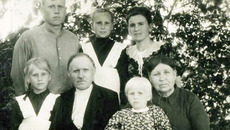 Семья Рыжковых: в центре — Андрей Андреевич Рыжков, слева от деда в первом ряду — Вера Александровна. Фото из архива Веры БУРКОВОЙ