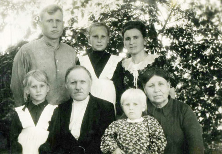 Семья Рыжковых: в центре — Андрей Андреевич Рыжков, слева от деда в первом ряду — Вера Александровна. Фото из архива Веры БУРКОВОЙ