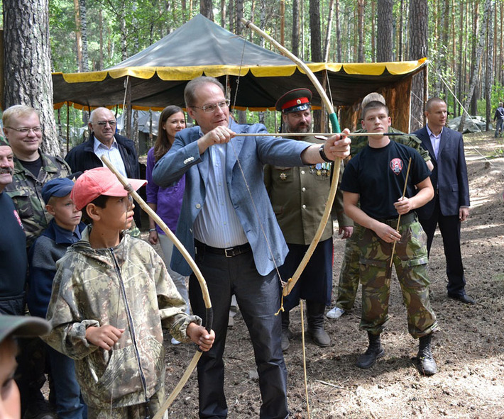 Василий Юрченко в патриотическом спортивном лагере «Полевой стан».Фото пресс-службы губернатора и правительства НСО