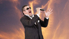 На сцене —  один из участников концерта Борис Иванович. Фото из архива фестиваля