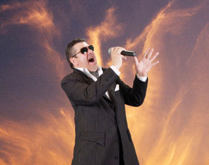 На сцене —  один из участников концерта Борис Иванович. Фото из архива фестиваля