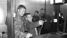 Андрей Коломец первым стреляет из Макарова. Фото Ольги ЛЕВИНОЙ