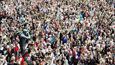 Тысячи людей собрались почтить память 76 павших от двойного теракта в Норвегии. Фото с www.bagnet.org