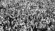 Тысячи людей собрались почтить память 76 павших от двойного теракта в Норвегии. Фото с www.bagnet.org