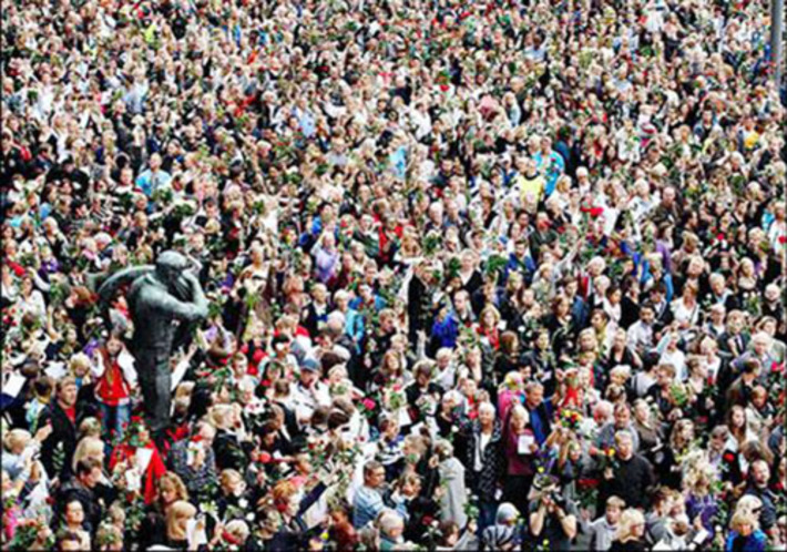 Тысячи людей собрались почтить память 76 павших от двойного теракта в Норвегии. Фото с www.bagnet.org